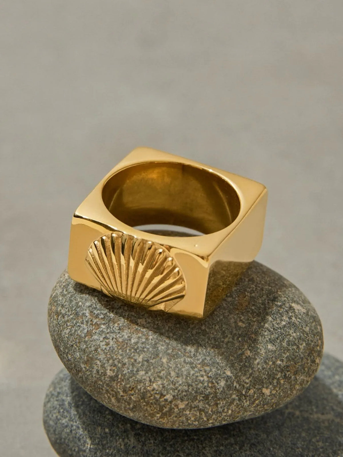 Vintage Shell Pattern Gold Signet Ring - alternate ring view