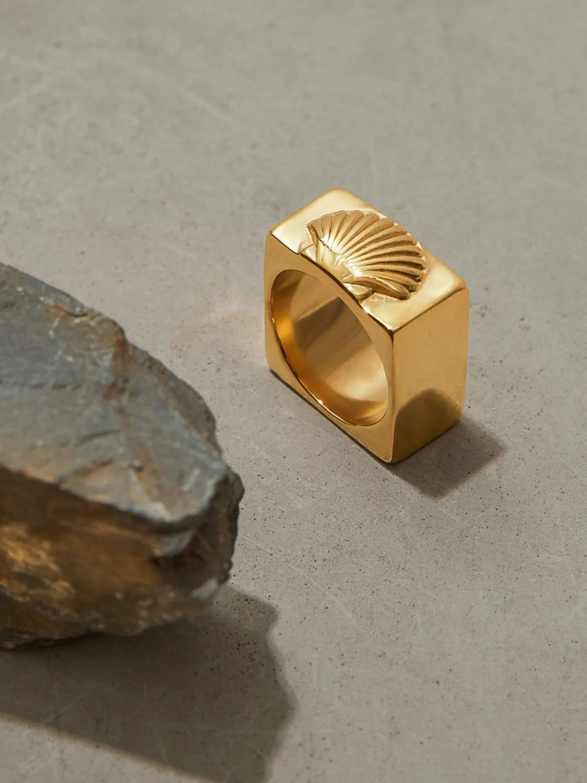 Vintage Shell Pattern Gold Signet Ring - alternate ring view