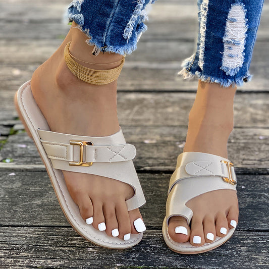 Toe Loop Buckle Decor Sandals in Black - women's flat sandals